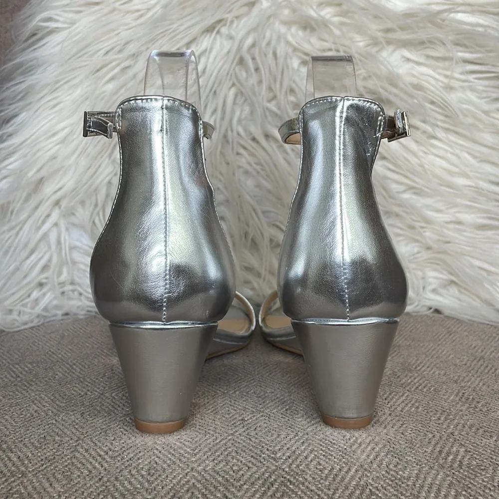 Jewel Badgley Mischka “DARRELL” Wedges‎